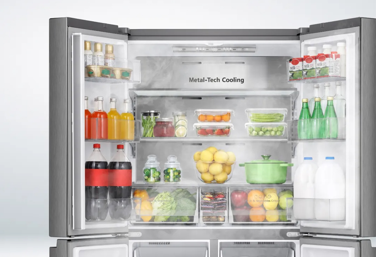 Απεικονίζεται το ψυγείο ανοιχτό.